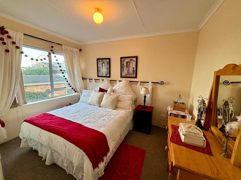 5 Bedroom Property for Sale in Wavecrest Eastern Cape